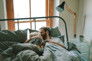 Couple qui s'embrasse au lever
