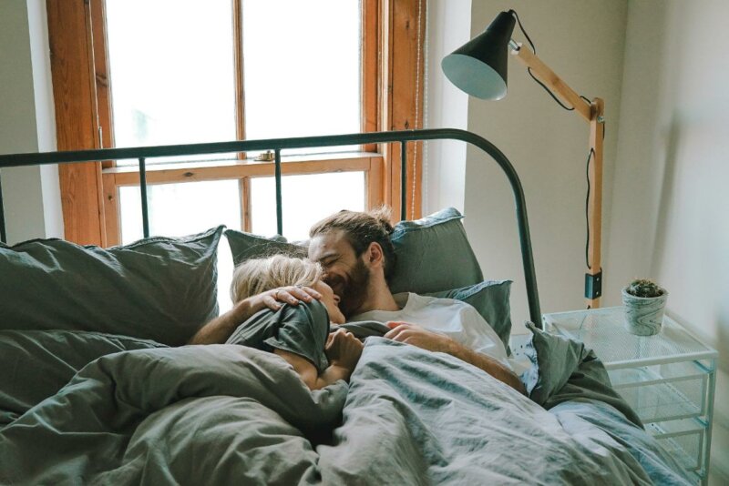Couple qui s'embrasse au lever