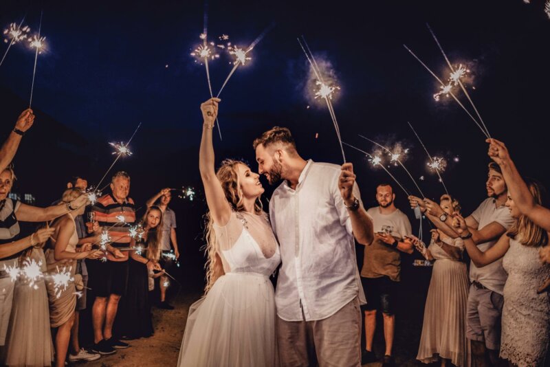 Couple de jeunes mariés avec feux d'artifice