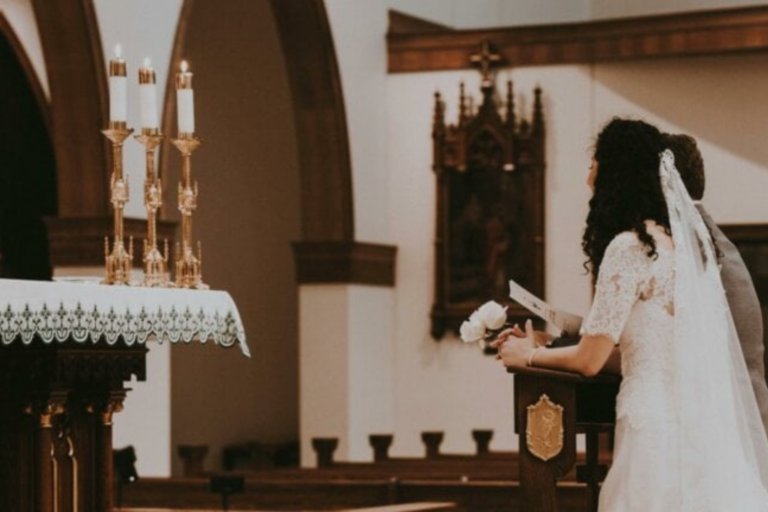 Couple de mariés dans une église