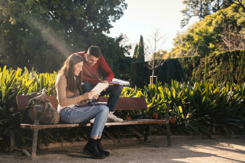 Couple en train de travailler dans un parc