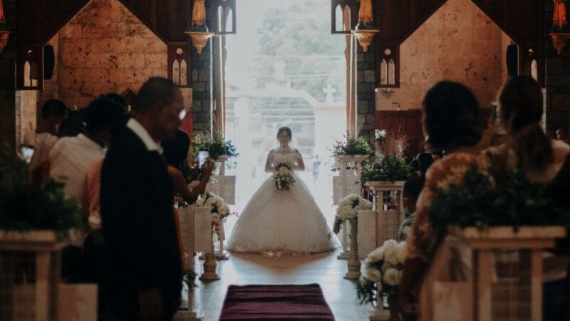 Mariée en train d'entrer dans une église