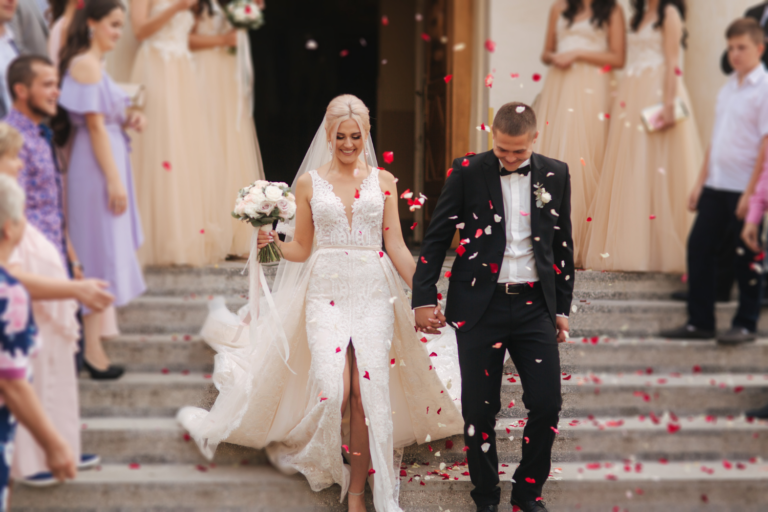 Couple de mariés à la sortie d'une église