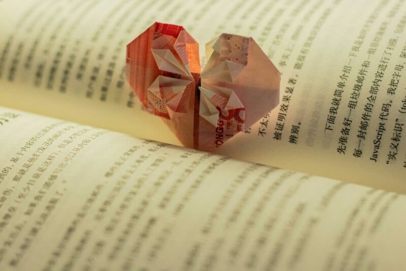 Origami en cœur dans un livre