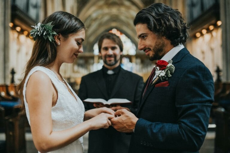 Couple de mariés à l'église et prêtre