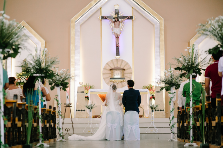 Couple en train de prier lors d'un mariage