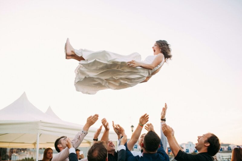 Invités lançant la mariée dans les airs