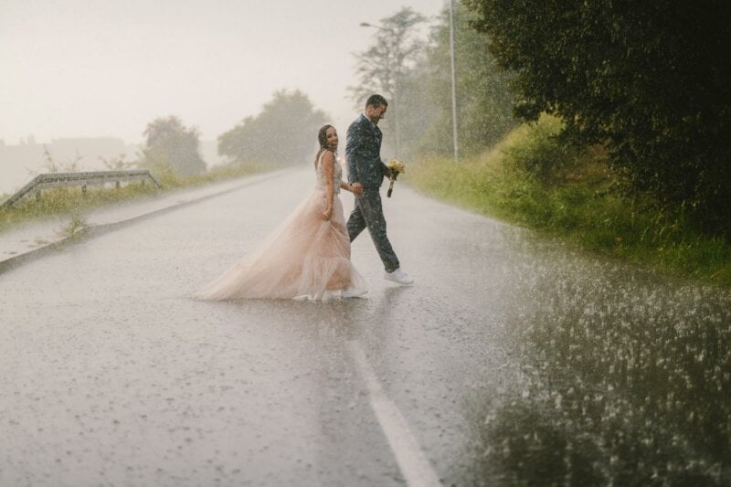 Couple de mariés sous la pluie