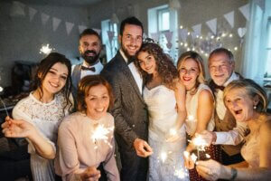 Couple de mariés et leurs invités