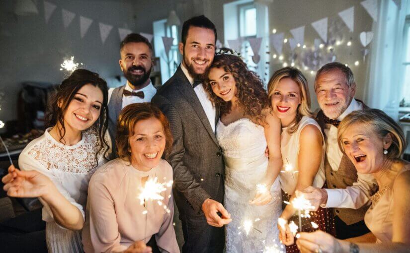 Couple de mariés et leurs invités