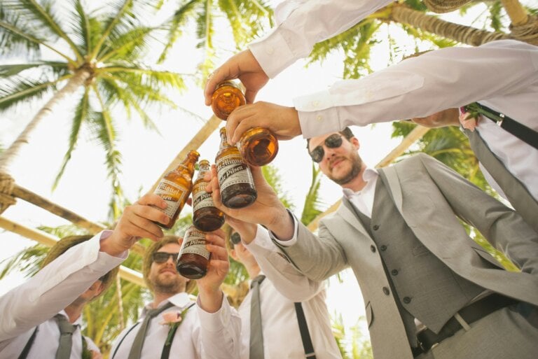 Cinq amis en train de trinquer avec une bière