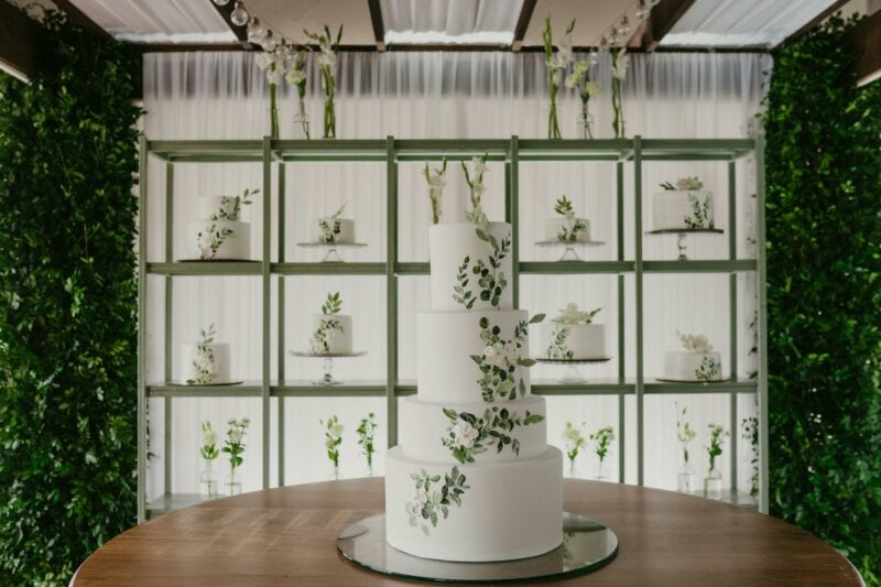 Gàteau de mariage blanc avec une décoration naturelle