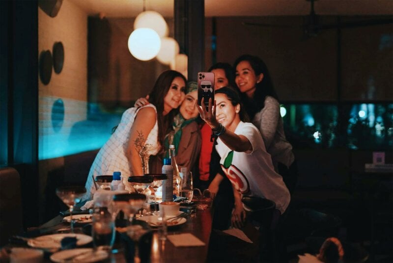 Groupe d'amies en train de prendre un selfie au restaurant