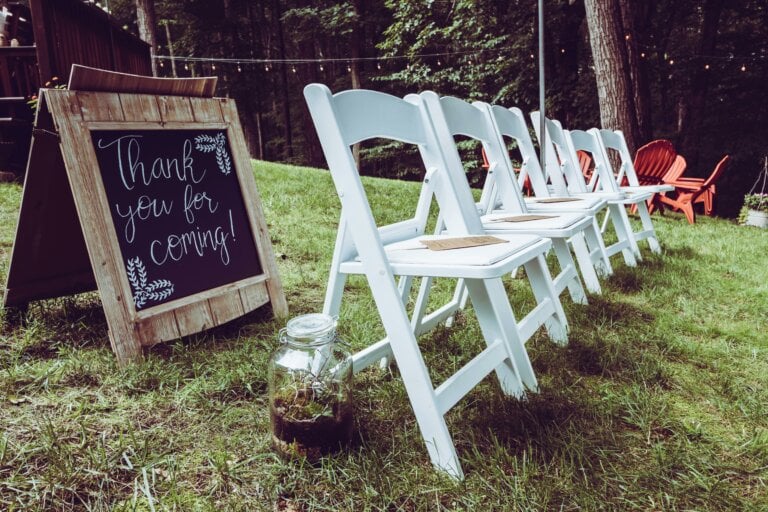 Chaises vides à un mariage