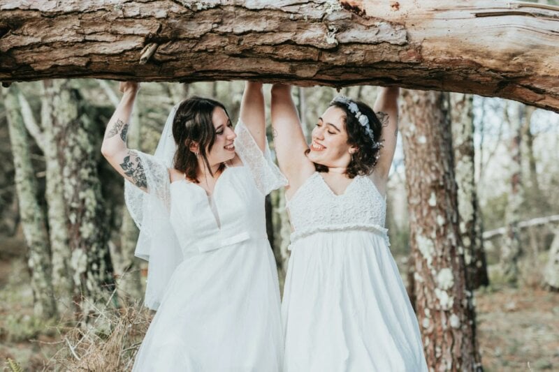 Couple de mariées suspendues à un arbre