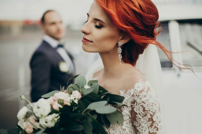 Bride with red hair and bouquet