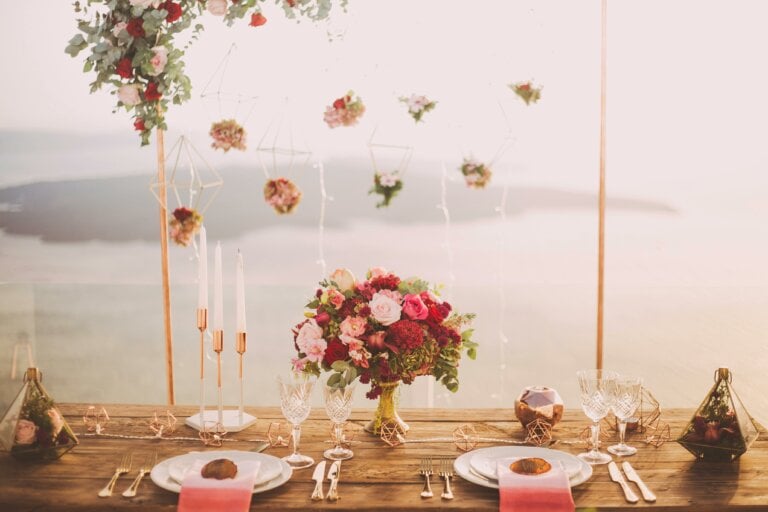 Mariage à la plage avec des fleurs roses