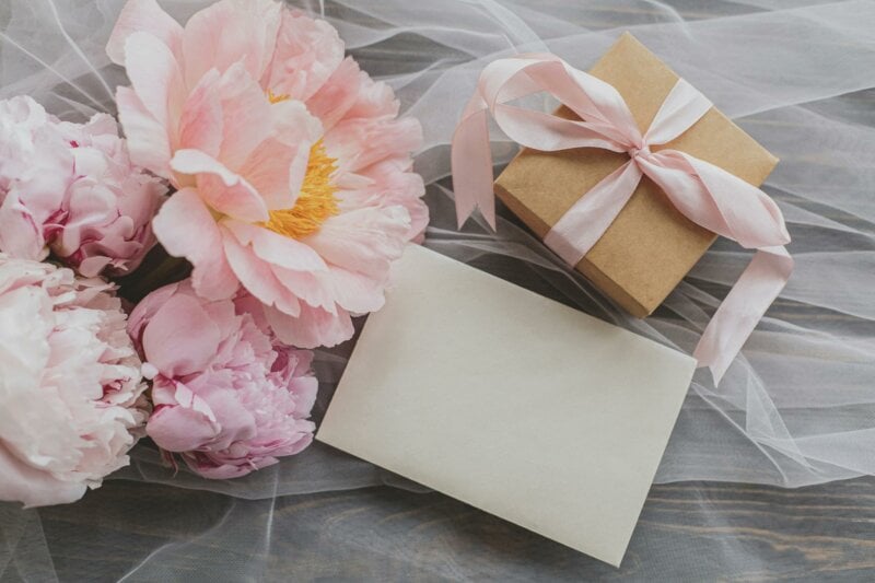 Enveloppe avec fleurs et cadeau