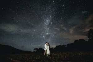 Couple sous un ciel étoilé