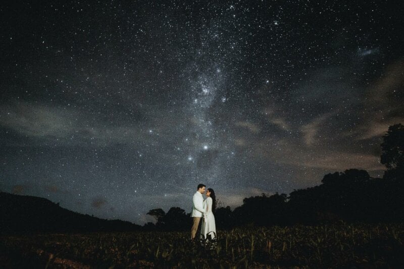 Couple sous un ciel étoilé