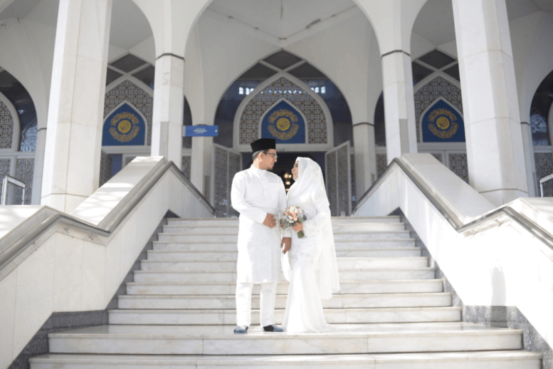 Muslim couple on the stairs of a Mosque