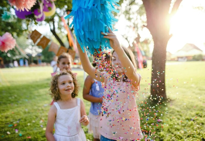 Enfants en train de jouer à la piñata