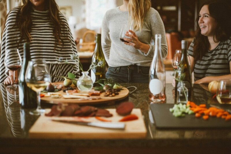 Amies en train de cuisiner