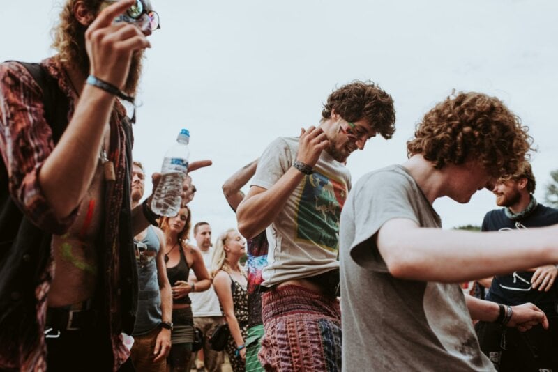 Amis en train de danser à un concert ou festival