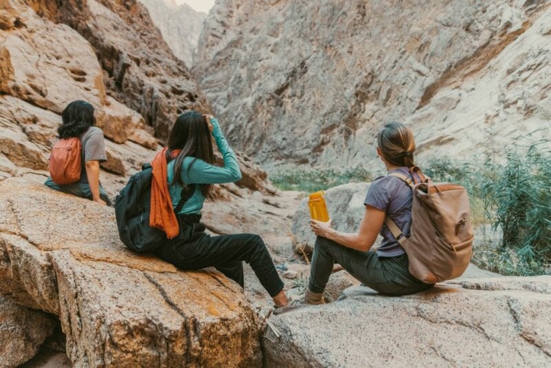 Trois amies en randonnée en montagne