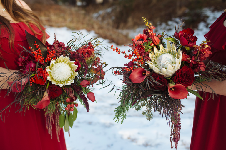 Paire de bouquets de mariage rouges dans un paysage d'hiver