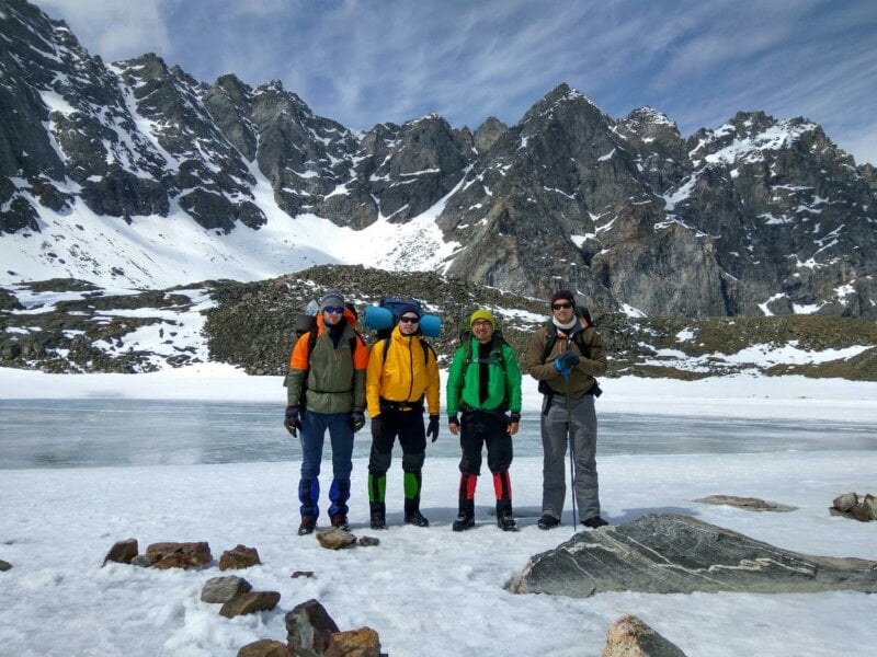 Quatre amis dans un paysage de montagne en hiver