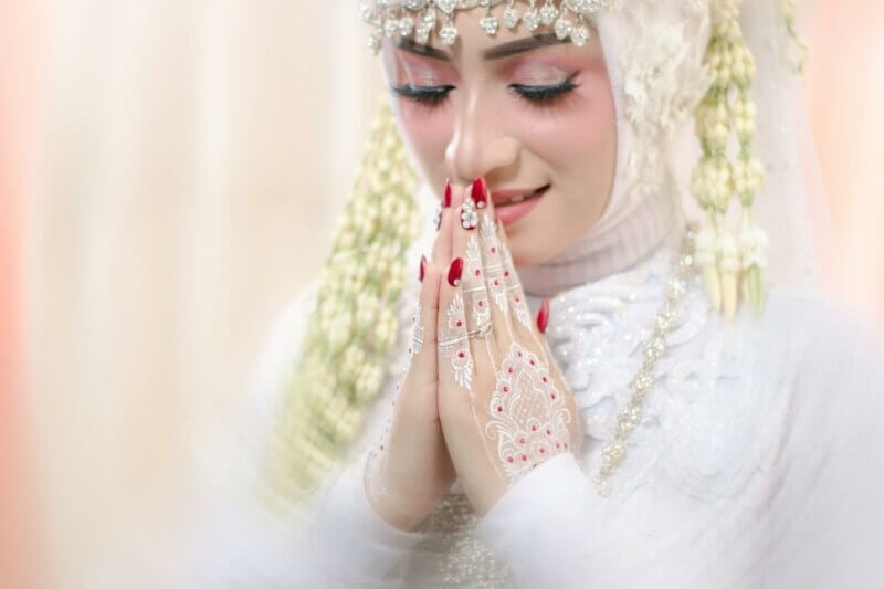 Muslim bride praying