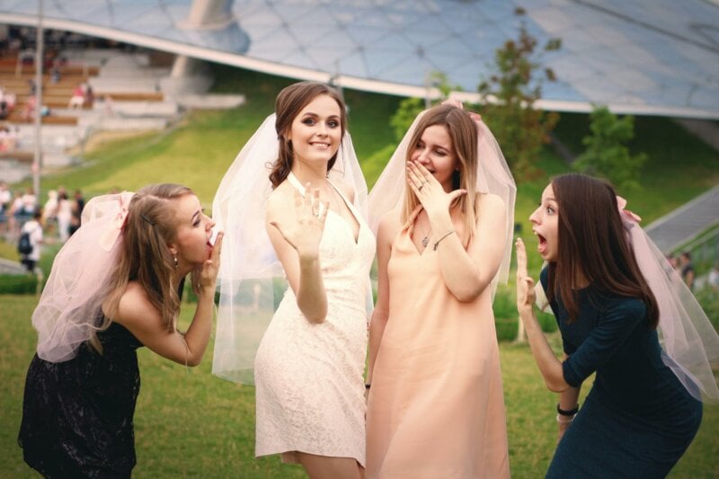 Future et mariée et amies lors d'un enterrement de vie de jeune fille