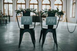 Deux chaises à un mariage avec Mr et Mrs