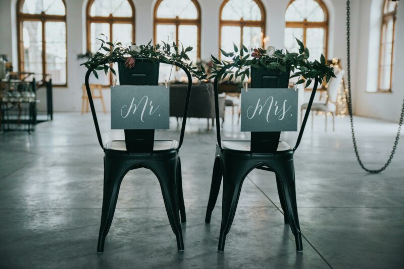 Deux chaises à un mariage avec Mr et Mrs