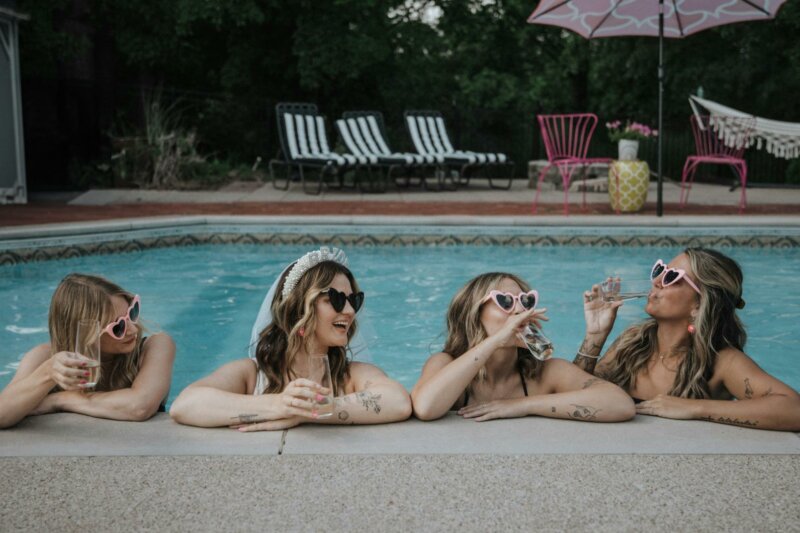 Future mariée et ses amies dans une piscine lors d'un enterrement de vie de jeune fille
