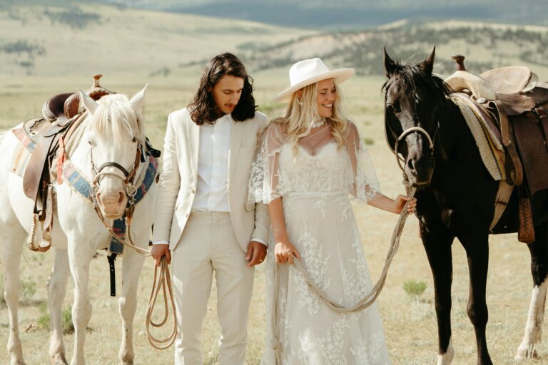 Couple de mariés avec des chevaux sur le thème cow-boy