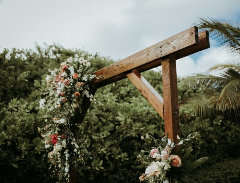 Arche en bois ornée de fleurs