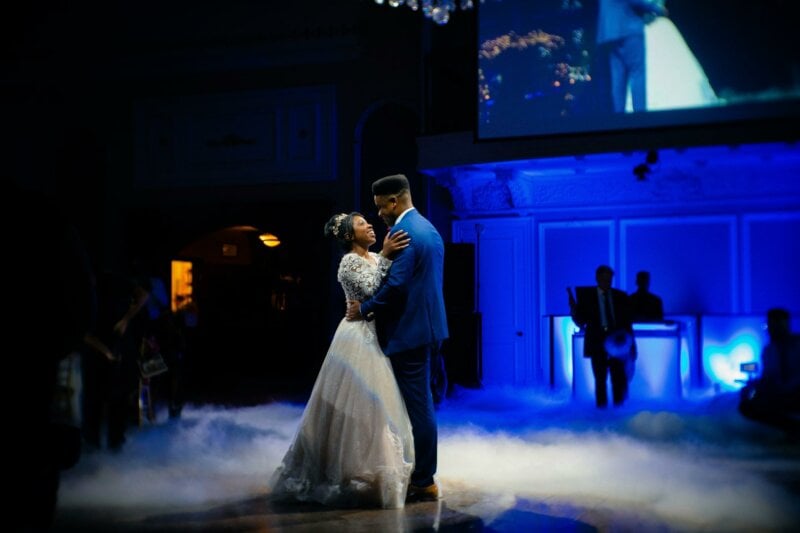 Couple de mariés en train de danser