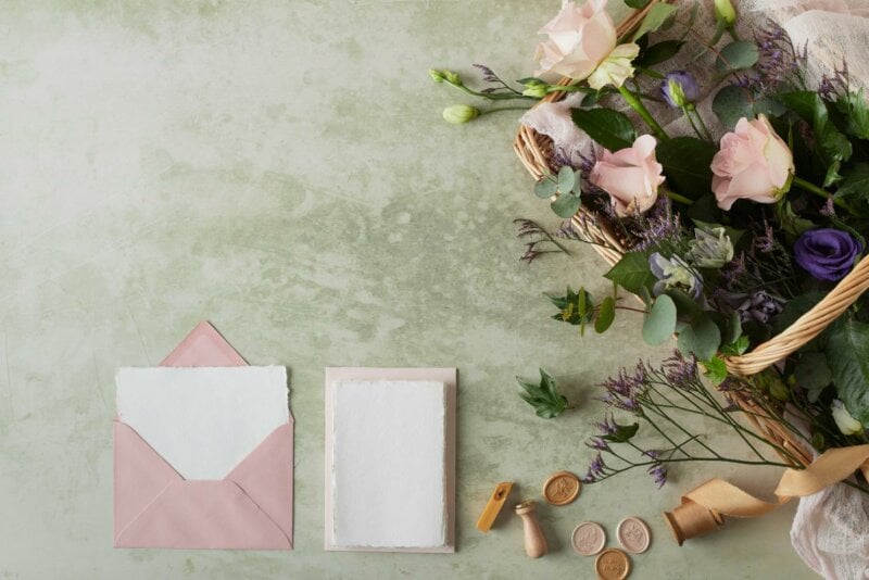 Invitation de mariage avec fleurs et tampons de cire