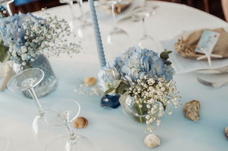 Table de mariage avec des coquillages et fleurs dans les tons bleus