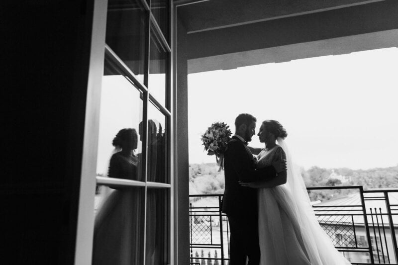 Wedding picture in black and white of a couple