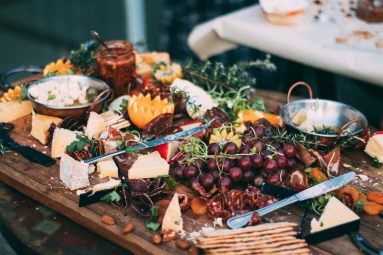 Plateau de fromage rustique avec fruits