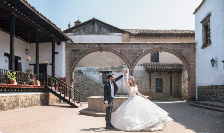 Couple de mariés en train de danser au soleil