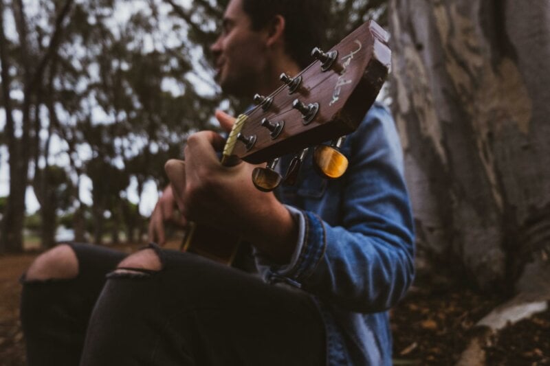 Guitariste dans la nature