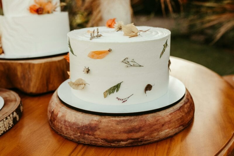 Gâteau de mariage décoré de feuilles et fleurs