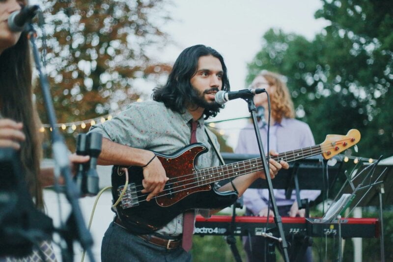 Guitar player and singer at a wedding