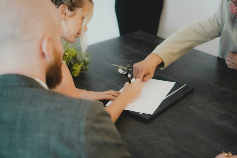 Témoins d'un mariage en train de signer