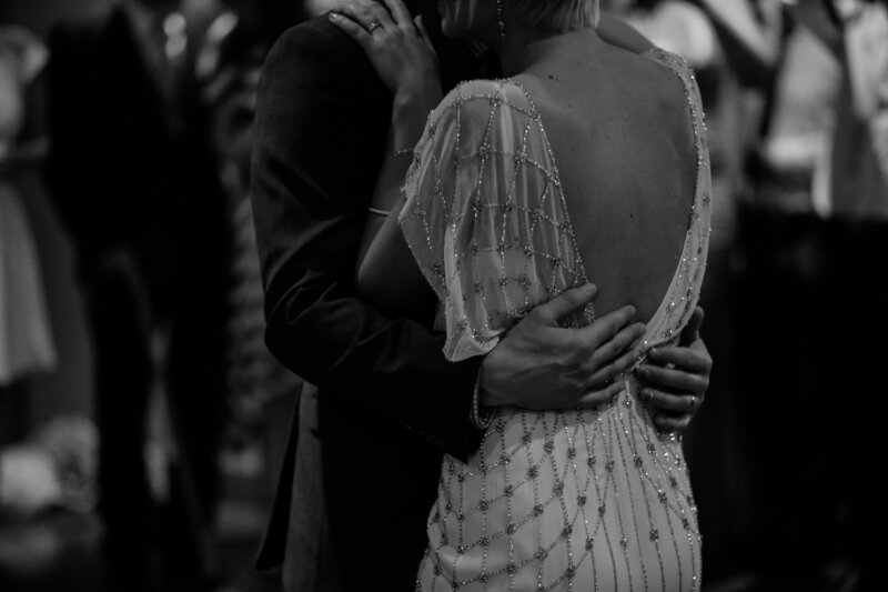 Couple de mariés en train de danser