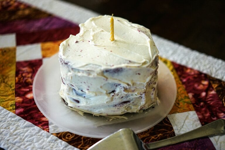 Petit gâteau en forme de cœur avec une bougie